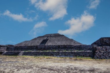 Teotihuacan Harabeleri 'ndeki Güneş Piramidinin ön görüntüsü, Mexico City, Meksika