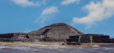 Teotihuacan Harabeleri 'ndeki Güneş Piramidinin ön görüntüsü, Mexico City, Meksika