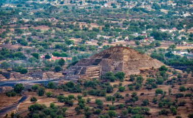 Güneş ve Ay 'dan oluşan devasa piramitleriyle Meksika' daki Teotihuacan harabeleri..