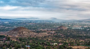 Teotihuacan 'ın hava görüntüsü, Güneş Piramidinin önünde, arkada Ay Piramidini görebilirsiniz..