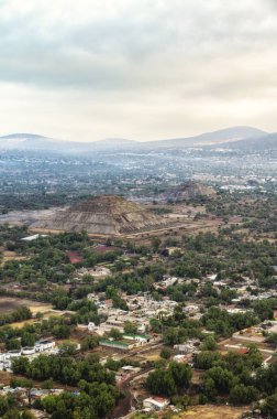 Teotihuacan 'ın hava görüntüsü, Güneş Piramidinin önünde, arkada Ay Piramidini görebilirsiniz..