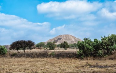 Meksika 'nın antik şehri Teotihuacan Piramitleri' nin Meksika Vadisi 'ndeki görüntüsü. Teotihuacan Piramitleri Ay ve Güneş - Aztekler. UNESCO Dünya Mirası