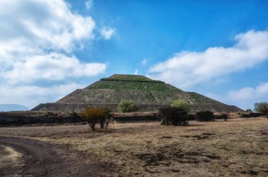 Meksika 'nın antik şehri Teotihuacan Piramitleri' nin Meksika Vadisi 'ndeki görüntüsü. Teotihuacan Piramitleri Ay ve Güneş - Aztekler. UNESCO Dünya Mirası