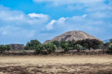 Meksika 'nın antik şehri Teotihuacan Piramitleri' nin Meksika Vadisi 'ndeki görüntüsü. Teotihuacan Piramitleri Ay ve Güneş - Aztekler. UNESCO Dünya Mirası