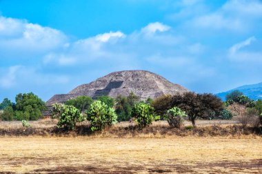 Meksika 'nın antik şehri Teotihuacan Piramitleri' nin Meksika Vadisi 'ndeki görüntüsü. Teotihuacan Piramitleri Ay ve Güneş - Aztekler. UNESCO Dünya Mirası