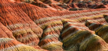 Gökkuşağı Dağı 'nın muhteşem manzarası ve gün batımında mavi gökyüzü arkaplanı. Zhangye Danxia National Geopark, Gansu, Çin. Renkli manzara, gökkuşağı tepeleri, sıra dışı renkli kayalar, kumtaşı erozyonu.