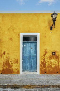 San Francisco de Campeche, Meksika için mavi ahşap kapı ile sarı ev