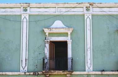 Güneşli bir günde Campeche, Meksika 'daki koloni evlerinde parlak renkler.