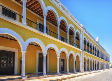 Campeche Kütüphanesi ve El Palacio Müzesi cephesi. Şehrin merkezindeki tarihi sömürge binası. Campeche, Meksika.