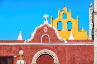 Meksika, Campeche 'deki küçük bir koloni kızıl Meksika kilisesinin ayrıntıları..