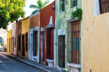 Güneşli bir günde Campeche, Meksika 'daki koloni evlerinde parlak renkler.