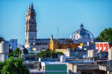 Campeche 'deki eski duvarlardan görüntü. Campeche, Meksika 'da tipik bir sömürge caddesi. Tarihi Güçlendirilmiş Campeche Kasabası - UNESCO Dünya Mirası Alanı.