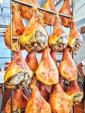 Parma jambonu, ünlü prosciutto 'nun hazırlandığı bir İtalyan fabrikasında.