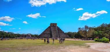 Yucatan, Meksika - 20 Şubat 2024: Chichen Itza sahasında Kukulkan Piramidi