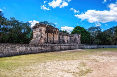 The Great Ball Court binasının Güney Tapınağı kısmını kapatın. Chichen Itza arkeoloji alanında, Meksika