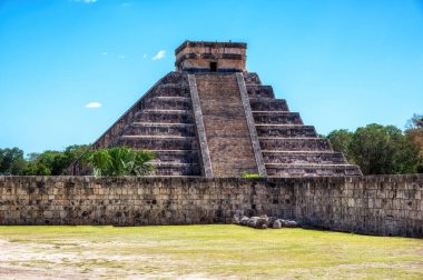 Maya Piramidi Kukulcan 'a karşı Chichen Itza- Meksika' da mavi gökyüzü