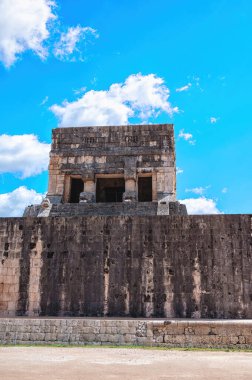 Chichen Itza, Meksika 'nın Yucatan Yarımadası' ndaki en büyük arkeolojik şehirdir. UNESCO Dünya Mirası Sitesi tarafından 1988 yılında Dünya Mirası statüsü verildi ve yakın zamanda Dünya 'nın Yeni Yedi Harikası arasına seçildi..