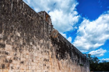 Chichen Itza, Meksika 'daki Maya harabelerinde Büyük Top Mahkemesi' nde taş yüzük.