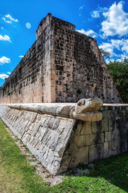 Chichen Itza, Yukatan, Meksika 'daki Büyük Top Mahkemesi' nin batı duvarındaki tüylü yılanın başı.