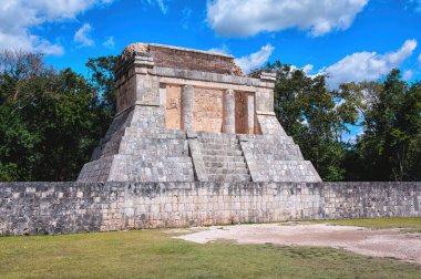 Chichen Itza, Meksika 'nın Yucatan Yarımadası' ndaki en büyük arkeolojik şehirdir. UNESCO Dünya Mirası Sitesi tarafından 1988 yılında Dünya Mirası statüsü verildi ve yakın zamanda Dünya 'nın Yeni Yedi Harikası arasına seçildi..