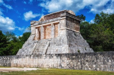 Chichen Itza, Meksika 'nın Yucatan Yarımadası' ndaki en büyük arkeolojik şehirdir. UNESCO Dünya Mirası Sitesi tarafından 1988 yılında Dünya Mirası statüsü verildi ve yakın zamanda Dünya 'nın Yeni Yedi Harikası arasına seçildi..