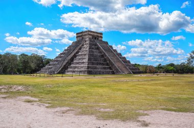 Maya tapınak Piramidi Tüylü yılan, - Chichen Itza, Yucatan, Meksika