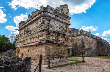 Chichen Itza, Meksika 'nın Yucatan Yarımadası' ndaki en büyük arkeolojik şehirdir. UNESCO Dünya Mirası Sitesi tarafından 1988 yılında Dünya Mirası statüsü verildi ve yakın zamanda Dünya 'nın Yeni Yedi Harikası arasına seçildi..