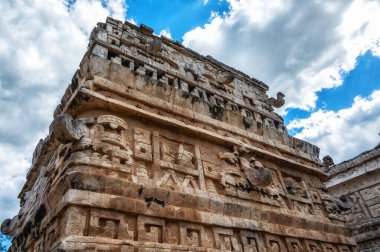 Chichen Itza, Meksika 'nın Yucatan Yarımadası' ndaki en büyük arkeolojik şehirdir. UNESCO Dünya Mirası Sitesi tarafından 1988 yılında Dünya Mirası statüsü verildi ve yakın zamanda Dünya 'nın Yeni Yedi Harikası arasına seçildi..