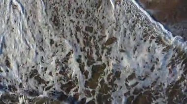 Okyanus dalgaları gökyüzü görüntüsü.