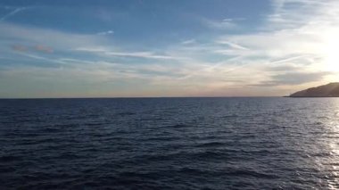 Geniş bir okyanus kıyısında altın bir günbatımının üzerinde güzel bir hava..