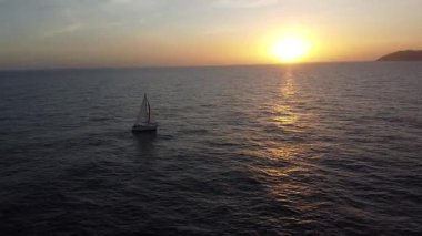 Yelkenli Batan Altın Saat Okyanus üzerinde Uçan Hava Aracı 