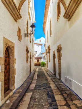 Katalonya kıyısındaki küçük bir sokak ve Sitges sokakları, ortaçağ İspanyol kasabası. İspanyol mimarisi ve turizmi