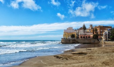 St. Bartholomew ve St. Thecla 'nın 17. yüzyıla dayanan görkemli kilisesiyle Sitges' in sahil ve kıyı şeridi.