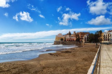 St. Bartholomew ve St. Thecla 'nın 17. yüzyıla dayanan görkemli kilisesiyle Sitges' in sahil ve kıyı şeridi.
