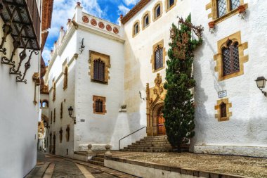 İspanya 'nın Sitges kentindeki güzel tarihi bir mimari, geleneksel taş işçiliğini Akdeniz cazibesiyle harmanlayarak, mükemmel bir seyahat simgesi haline getiriyor..