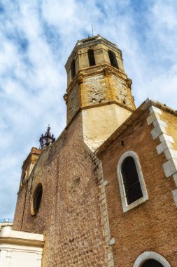 St. Bartholomew Kilisesi ve Santa Tecla Sitges, Katalonya, İspanya manzarası. Sitges 'in simgeleri. Akdeniz 'de kış