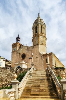St. Bartholomew Kilisesi ve Santa Tecla Sitges, Katalonya, İspanya manzarası. Sitges 'in simgeleri. Akdeniz 'de kış