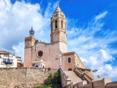 St. Bartholomew Kilisesi ve Santa Tecla Sitges, Katalonya, İspanya manzarası. Sitges 'in simgeleri. Akdeniz 'de kış