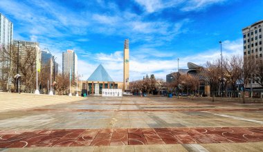 Edmonton Belediye Binası Edmonton, Alberta, Kanada 'daki Sir Winston Churchill Meydanı' nın manzarası.
