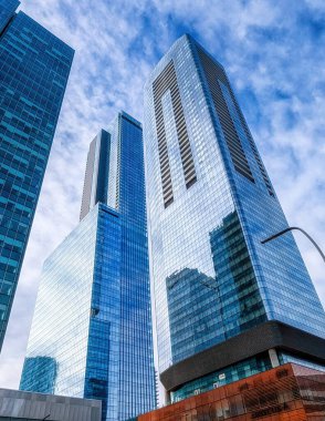 Edmonton Alberta Kanada 'nın finans bölgesinin fotoğrafı güneşli bir günde.