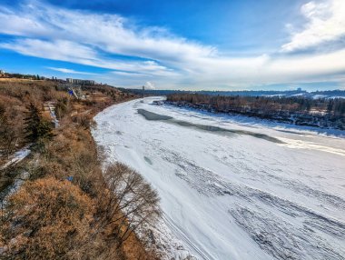 Kuzey Saskatchewan nehir vadisinin kış manzarası, Edmonton, Alberta, Kanada