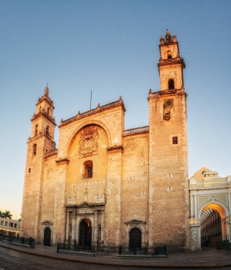 San Ildefonso Katedrali, gün batımından sonra, Plaza Grande, Merida, Yucatan eyaleti, Meksika