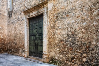Tarihi Merida, Yucatan, Meksika 'daki taş bir binanın ahşap kapısı..