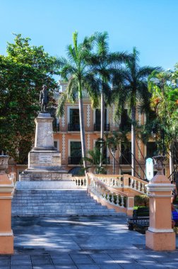 Merida, Meksika - 21 Şubat 2024: Yucatan valisi General Manuel Cepeda Peraza 'nın heykeli, 1896 yılında Merida, Yucatan eyaleti, Meksika' daki Parque Hidalgo 'da dikildi..