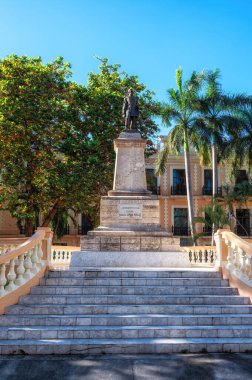 Merida, Meksika - 21 Şubat 2024: Yucatan valisi General Manuel Cepeda Peraza 'nın heykeli, 1896 yılında Merida, Yucatan eyaleti, Meksika' daki Parque Hidalgo 'da dikildi..