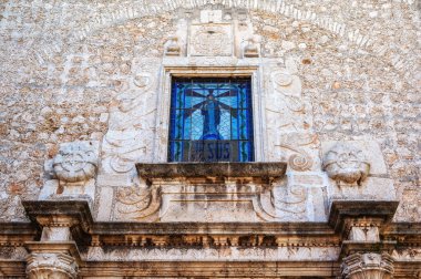 Meksika 'nın Mrida kentindeki eski bir koloni kilisesi olan Iglesia el Jesus Kilisesi' nin ön ve giriş kapısı.