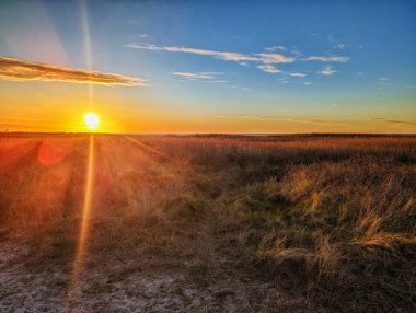 Schiermonnikoog Friesland, Hollanda 'da, Wadden Denizi' nin gün batımı manzarası.