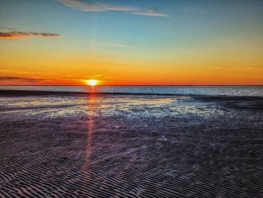 Schiermonnikoog Friesland, Hollanda 'da, Wadden Denizi' nin gün batımı manzarası.