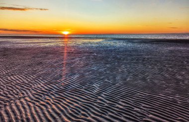 Schiermonnikoog Friesland, Hollanda 'da, Wadden Denizi' nin gün batımı manzarası.
