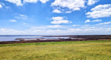 Schiermonnikoog ilkbahar erken saatlerde soğuk ama güzel bir bahar sabahı tuzlu bataklıkta. Günde iki kez tuz bataklığı Waddensea 'den gelen suyla doluyor..